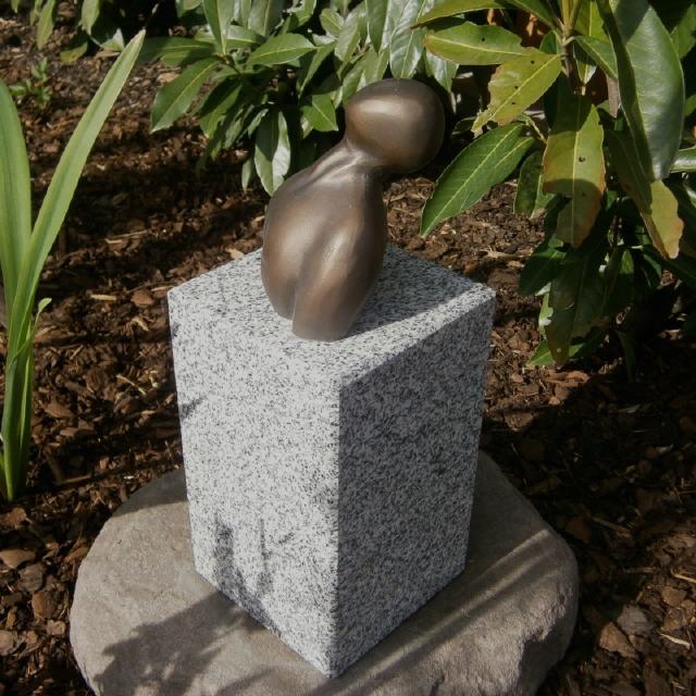 Warum / 2004 / Bronze auf Granitsockel / H14 cm + Sockel 25 cm / RW330