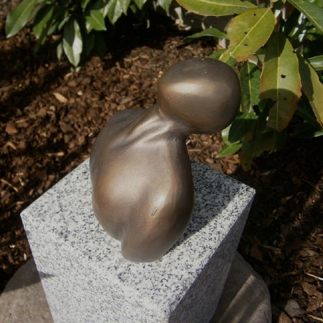 Warum / 2004 / Bronze auf Granitsockel / H14 cm + Sockel 25 cm / RW330