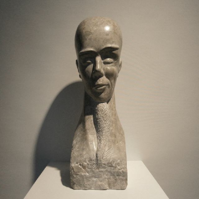 Kopf, schlank ("Mr. Cool") / 2018 / Kalkstein / H55 cm / RW519