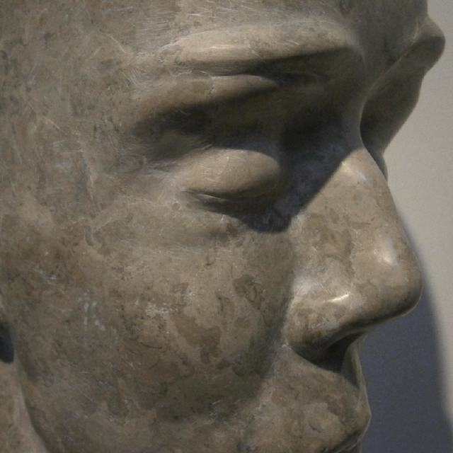 Kopf, schlank ("Mr. Cool") / 2018 / Kalkstein / H55 cm / RW519