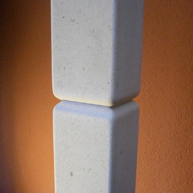 Stele #1 / 2019 / Kalkstein, Steher aus Niro-Stahl, 60x60 cm / H187 cm / RW538