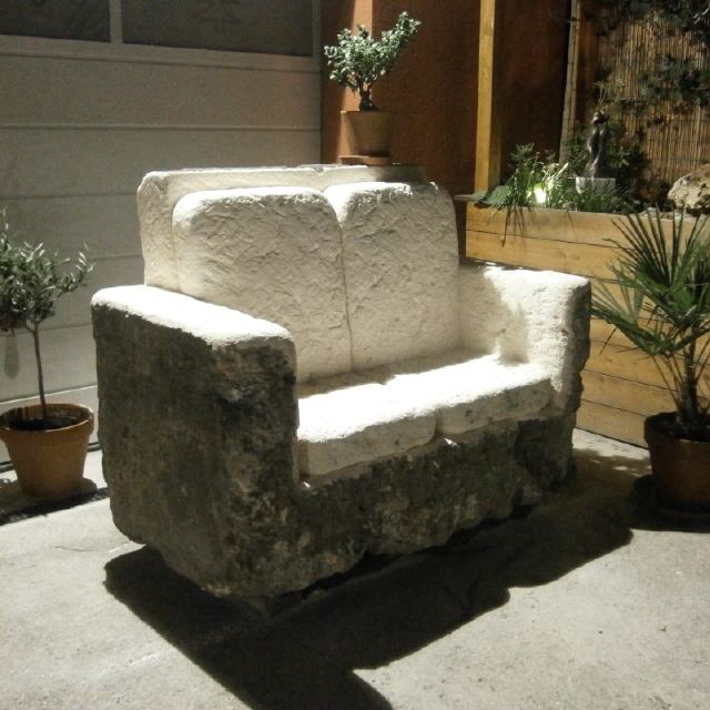 Sofa "Ringstraße, Block 53" / 2020 / Sandstein / B150xT90xH125 cm / 2.500 kg / RW547 