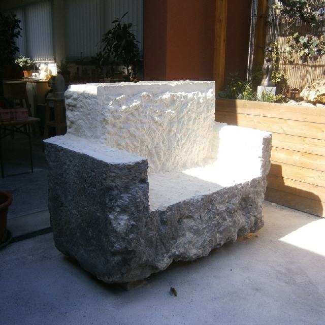 Sofa "Ringstraße, Block 53" / 2020 / Sandstein / B150xT90xH125 cm / 2.500 kg / RW547 