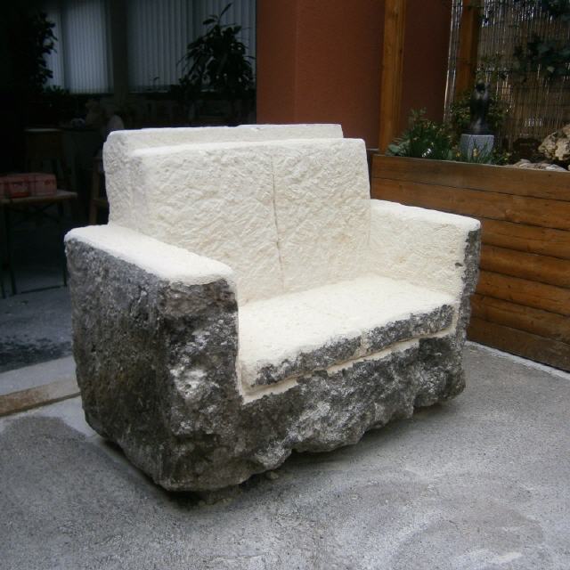 Sofa "Ringstraße, Block 53" / 2020 / Sandstein / B150xT90xH125 cm / 2.500 kg / RW547 