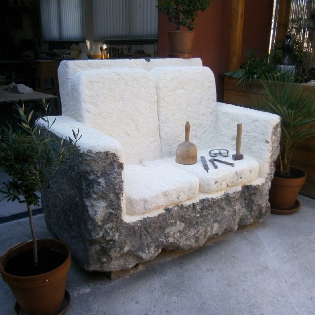 Sofa "Ringstraße, Block 53" / 2020 / Sandstein / B150xT90xH125 cm / 2.500 kg / RW547 