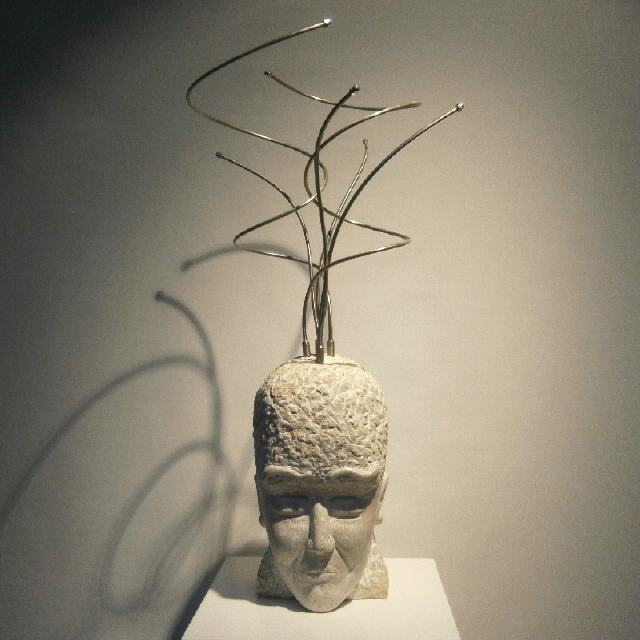 Kopf ("Brainstorm") / 2021 / Kalkstein (Levante Crema) / H90 cm (Kopf H40 cm + Gedanken H50 cm) / 35 kg / RW566 
