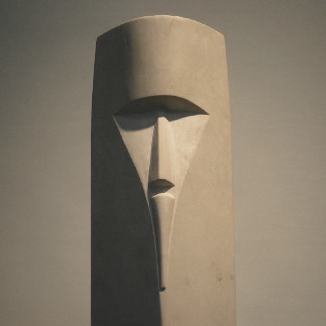 W&auml;chter (Detail) / 2021 / Kalkstein / 10 x 10 x H87 cm / RW576 