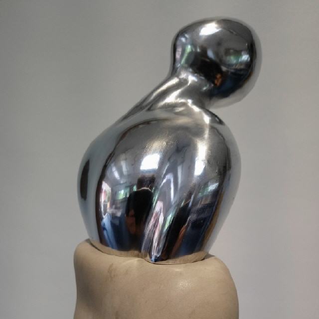 Entwicklung / 2021 / Aluminium, Kalkstein / H54 cm / RW580