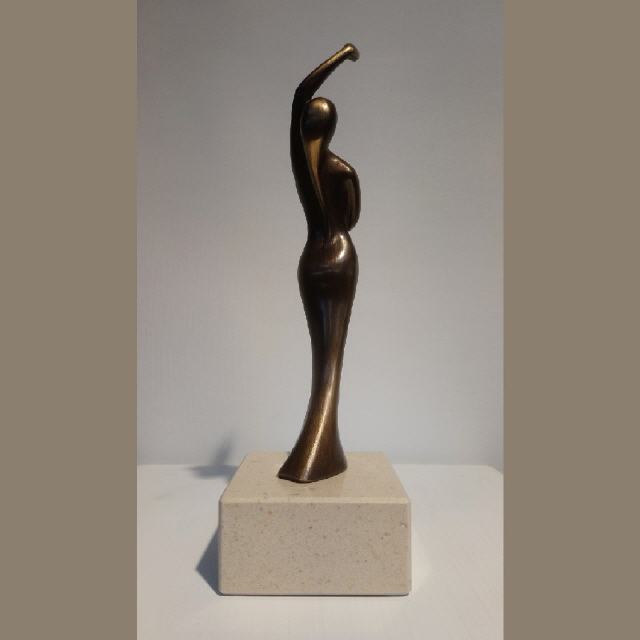 Tanzende / 2021 / Bronze auf beigem Sockel / H21 cm + Sockel H4 cm / 1,4 kg / RW587B