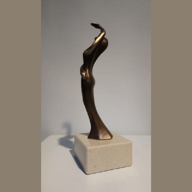Tanzende / 2021 / Bronze auf beigem Sockel / H21 cm + Sockel H4 cm / 1,4 kg / RW587B