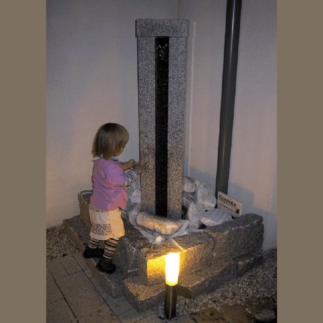 Brunnenanlage "Der Wunschbrunnen" / Granit grau & schwarz / H160 cm