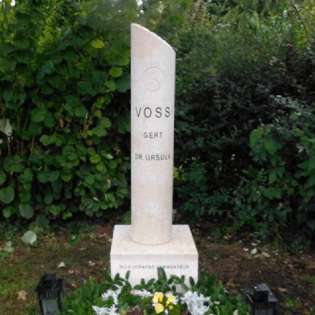 Ehren-Denkmal "Gert und Ursula Voss" / Kalkstein / H180 cm / Wiener Zentralfriedhof / 2. Tor / Ehrengrab 33 G 66
