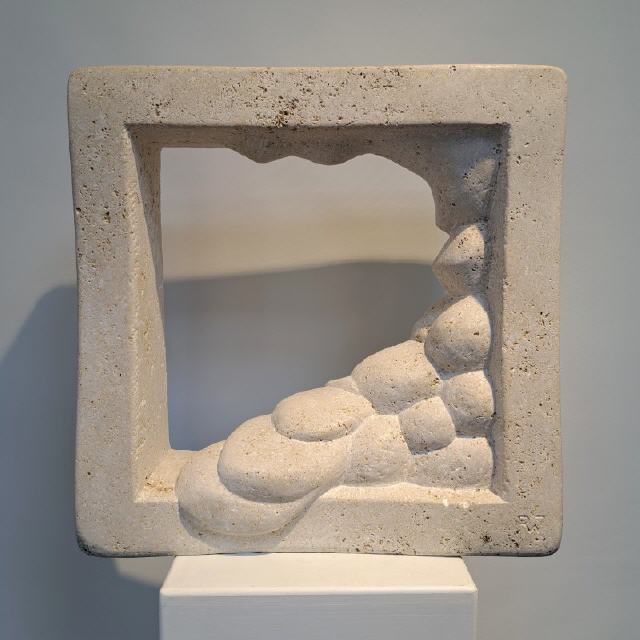 Inside Out #1 / 2023 / Kalkstein / 50 x 50 x 20 cm / RW604 