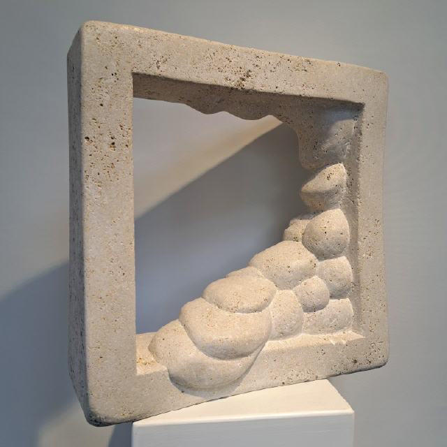 Inside Out #1 / 2023 / Kalkstein / 50 x 50 x 20 cm / RW604 
