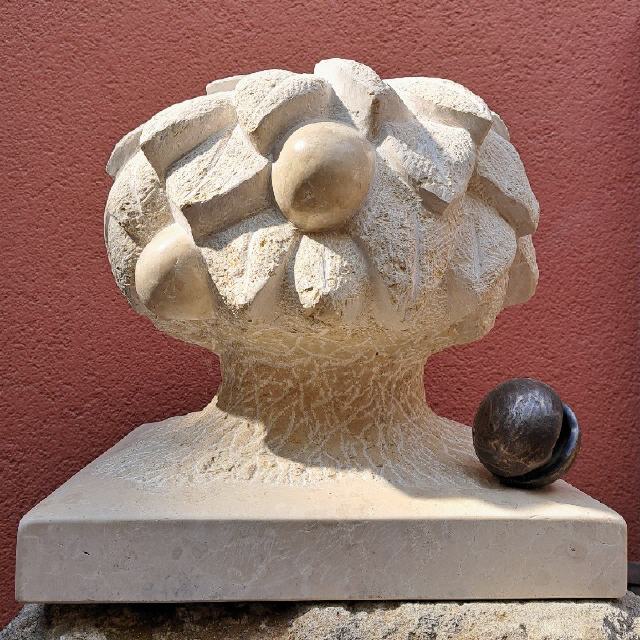 Baum mit Früchten / 2024 / Kalkstein, Bronze / 45 x 45 x 45 cm / RW610
