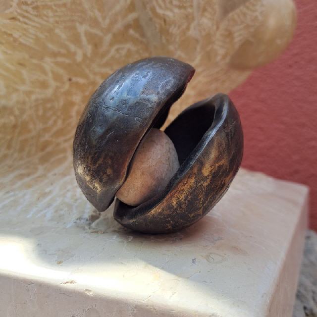 Baum mit Früchten / 2024 / Kalkstein, Bronze / 45 x 45 x 45 cm / RW610
