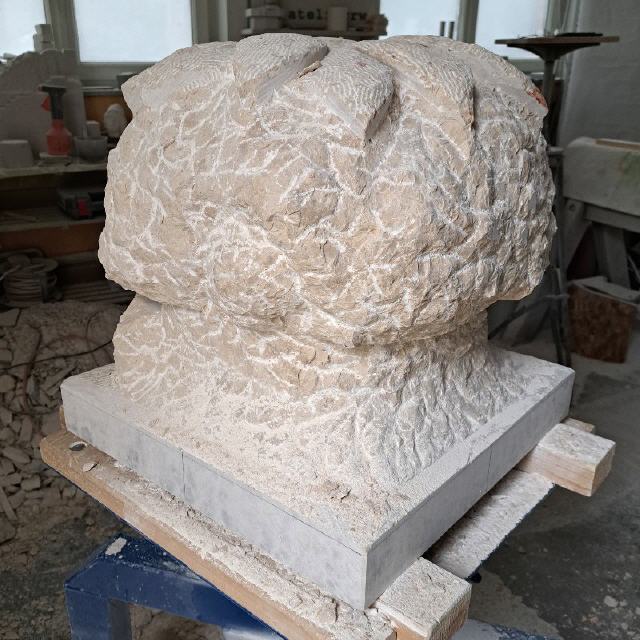 Baum mit Früchten / 2024 / Kalkstein / 50 x 50 x 50 cm / RW610