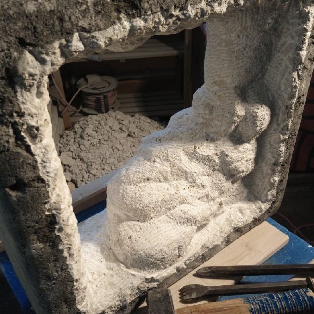 Inside Out #1 / 2023 / Kalkstein / 50 x 50 x 20 cm / RW604 