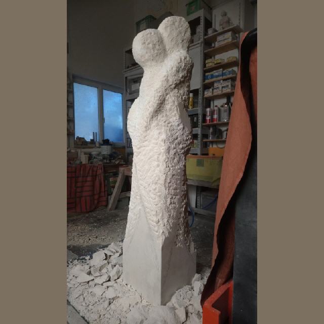 In Progress: Inniges Paar / 2025 / Kalkstein, gespitzt/geschliffen / 30 x 30 x H150 cm / RW628