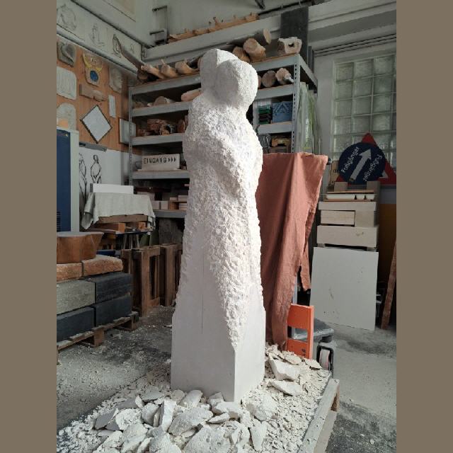 In Progress: Inniges Paar / 2025 / Kalkstein, gespitzt/geschliffen / 30 x 30 x H150 cm / RW628