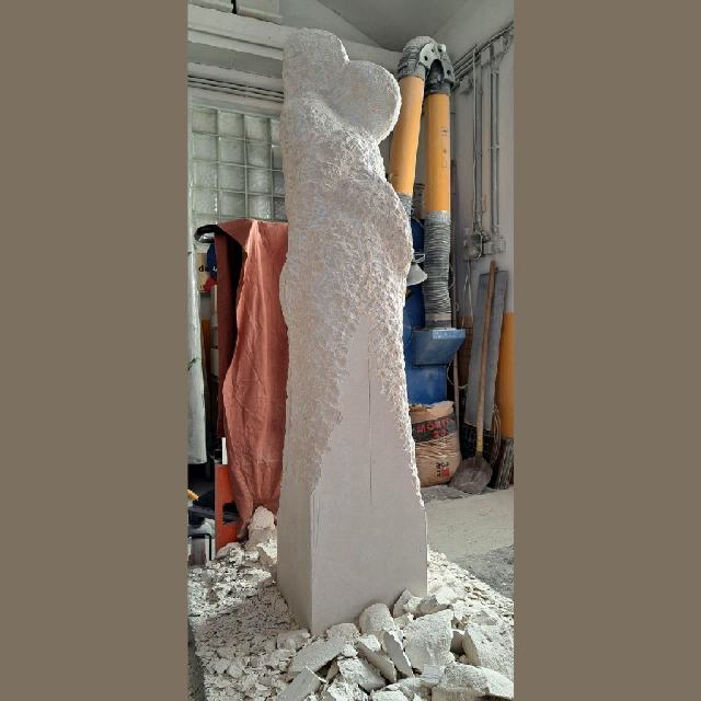 In Progress: Inniges Paar / 2025 / Kalkstein, gespitzt/geschliffen / 30 x 30 x H150 cm / RW628