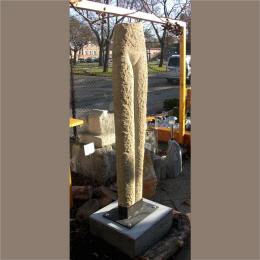 Weiblicher Torso, stehend / Sandstein
